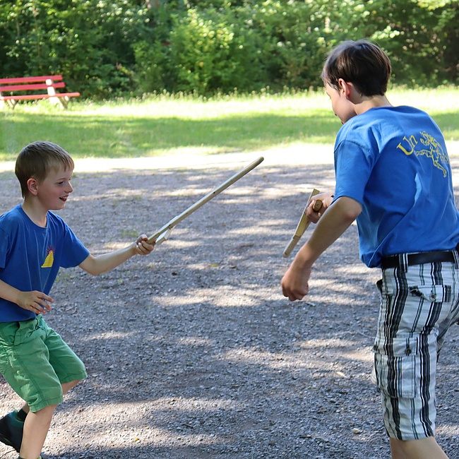 Pfadfinder kämpfen gegen Räuber