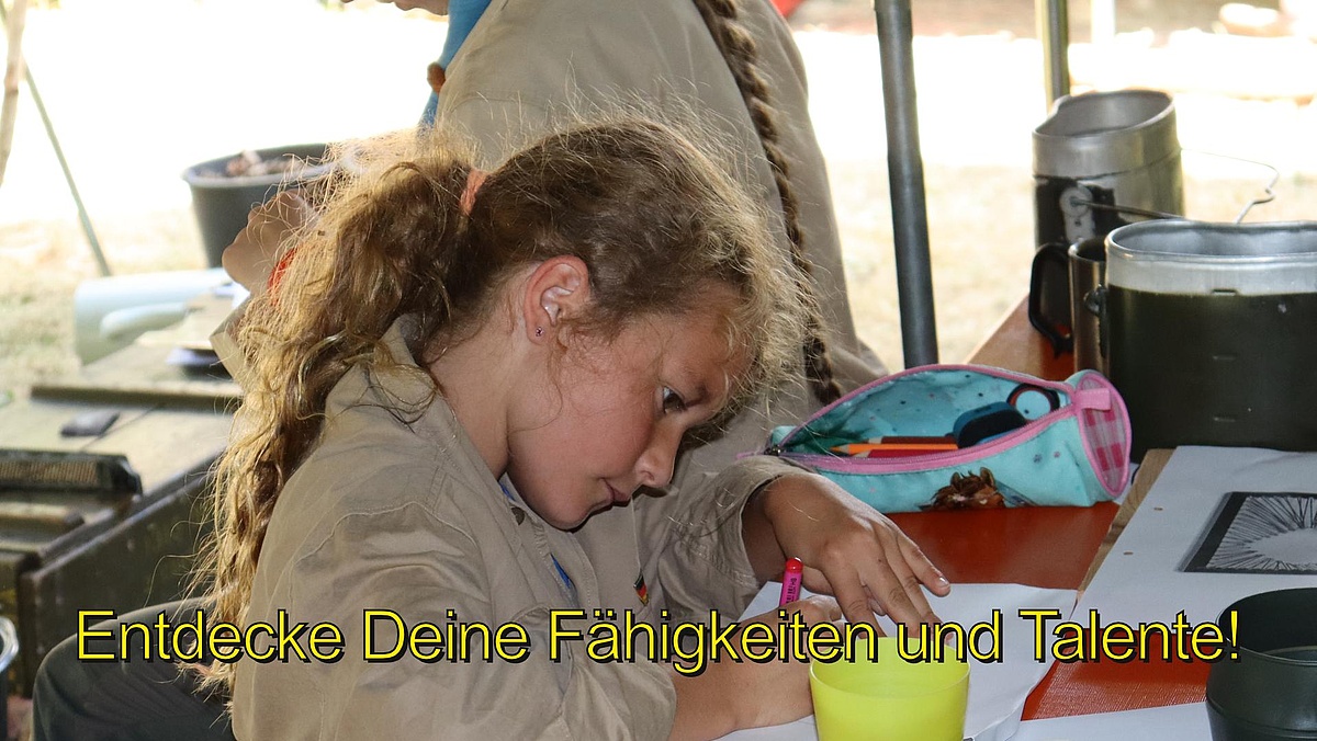 Ein Pfadfinder Mädchen beim kreativen Basteln.