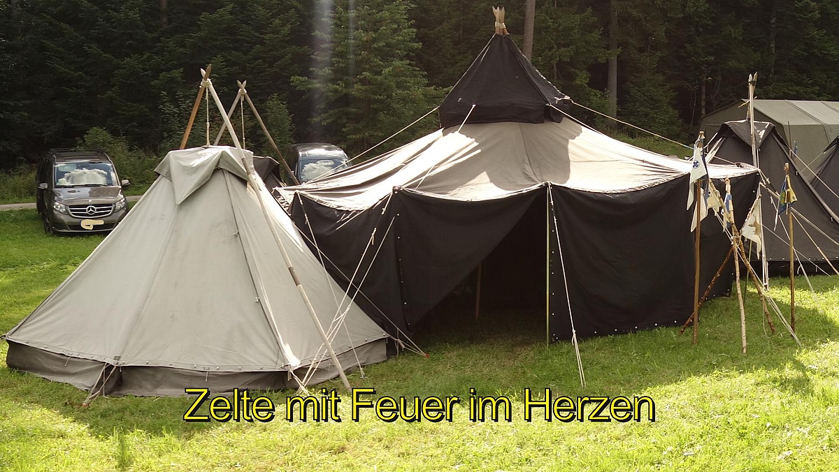 Eine Jurtenburg, eine typisches Pfadfinderzelt.