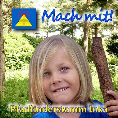 Pfadfinder steht auf einer Lichtung